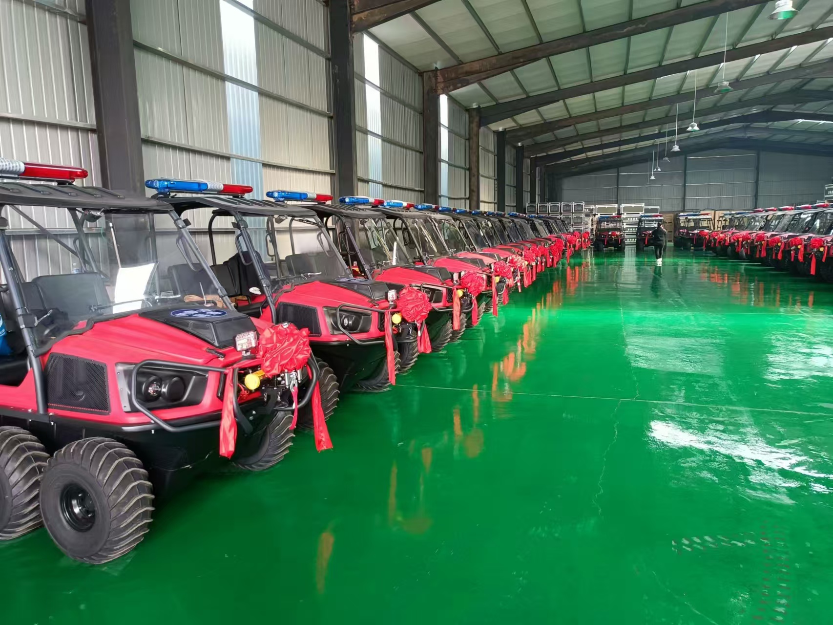 祝賀！河北五星“國債資金應(yīng)急救援能力提升工程項目”中標(biāo)的55輛“水陸兩棲車”列隊完畢，準(zhǔn)備發(fā)貨！